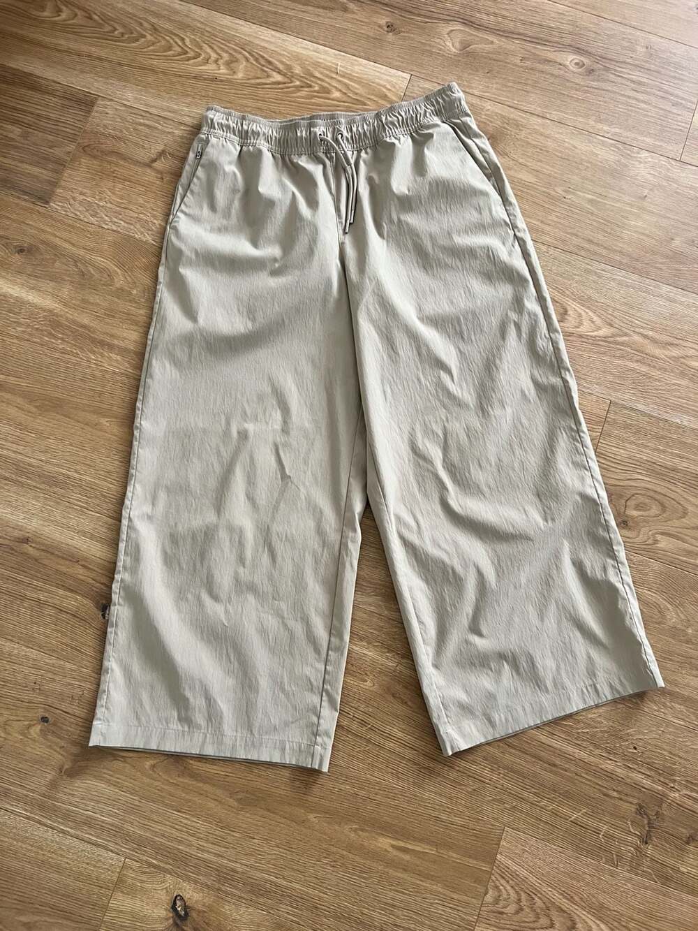 Athleta Midday Mid Rise Wide Leg Cropped Pants Size M Beige Drawstring Pull On